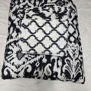 Elegant Black and White Patterned Twin Size Comforter Set.  Like New Condition